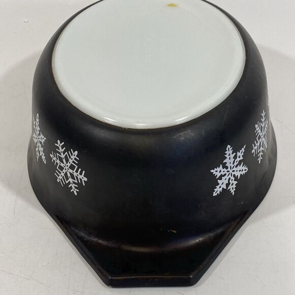 Vintage Pyrex Casserole White On Charcoal Black Snowflake Pattern 043 1.5 Qt #15 - Picture 14 of 14